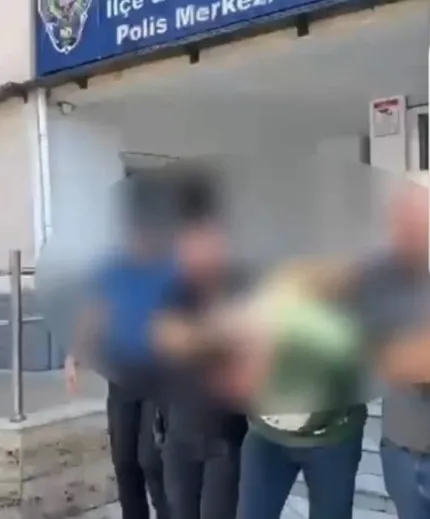 son-dakika-rapci-cakala-konserde-havali-tufekli-saldiri-sacmalar-ayagina-isabet-etti-iste-o-anlar-1755867778327.jpg SON DAKİKA... Rapçi Çakal konserde bacağından vuruldu! Havalı tüfekli saldırgan tutuklandı: İşte o anlar!