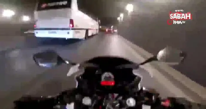İstanbul’da iki otobüsün arasında sıkışan motosikletlinin yaşadığı feci kaza kamerada | Video