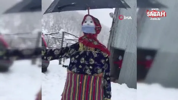 Kastamonu'da yöresel kadın kıyafetleri giydirilen kardan adam kamerada