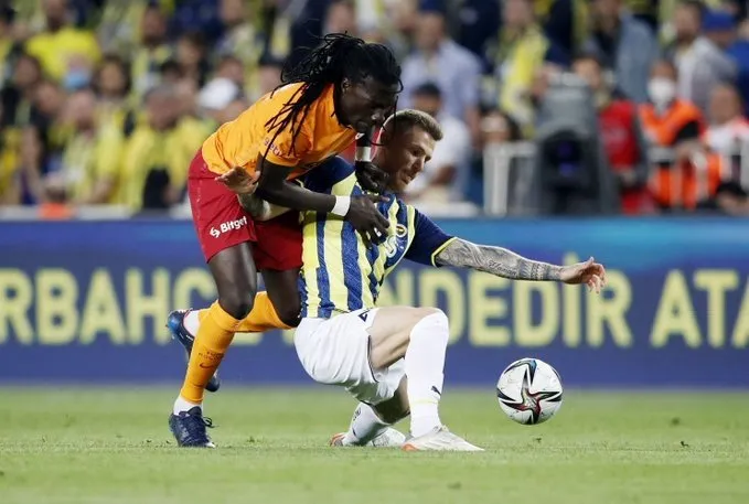 Son dakika: Fenerbahçe-Galatasaray derbisinde olay görüntü! Çıldırdı ve üzerine yürüdü