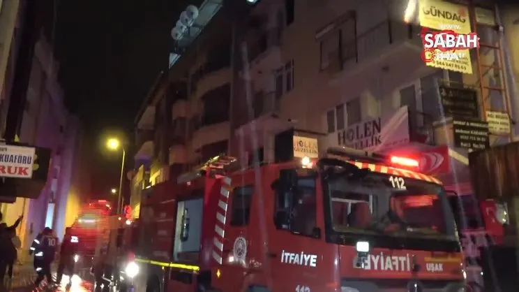Uşak’ta 3 katlı binada çıkan yangın korkuttu | Video