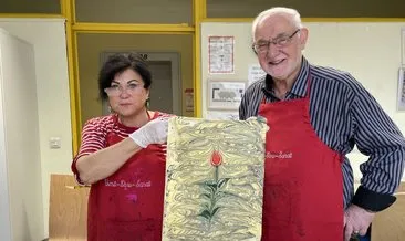 Gurbetçi çift geleneksel Türk ebru sanatını Almanlara öğretiyor