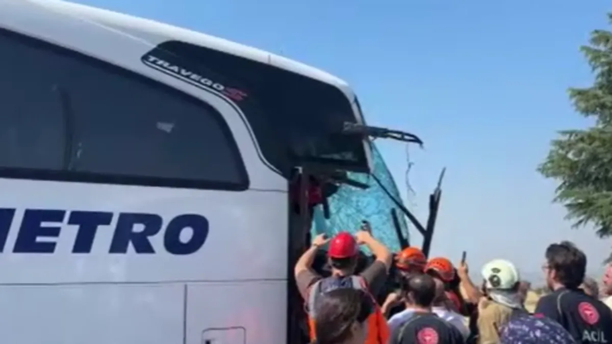 SON DAKİKA | Yolcu otobüsü kamyona çarptı! 1'i ağır 8 yaralı haber görseli