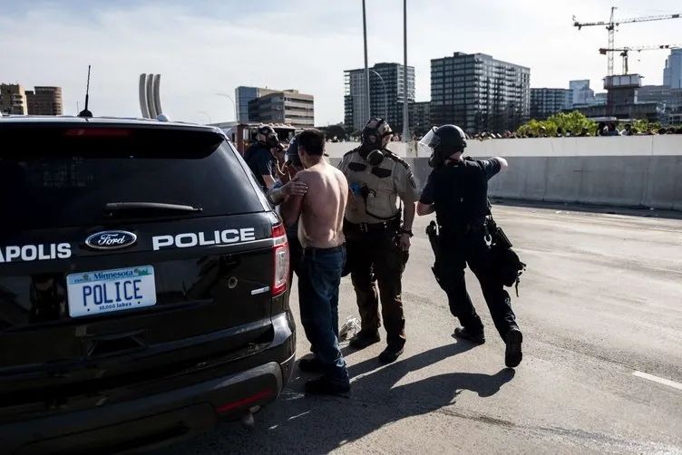 ABD'de öfke kaosa döndü| Washington'da sokağa çıkma yasağı ilan edildi! George Floyd'un öldürülmesinin ardından başlayan protestolarda son dakika gelişmeler...