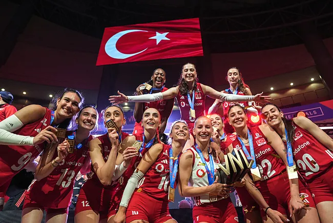 sampiyonlugun-ardindan-pes-pese-tebrikler-1785095740680.jpeg