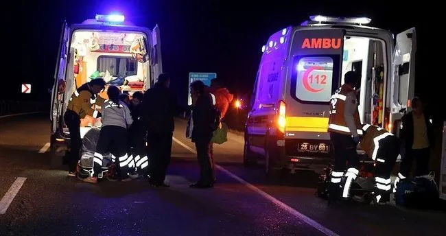 Yolcu otobüsü tıra çarptı: 1 ölü, 29 yaralı