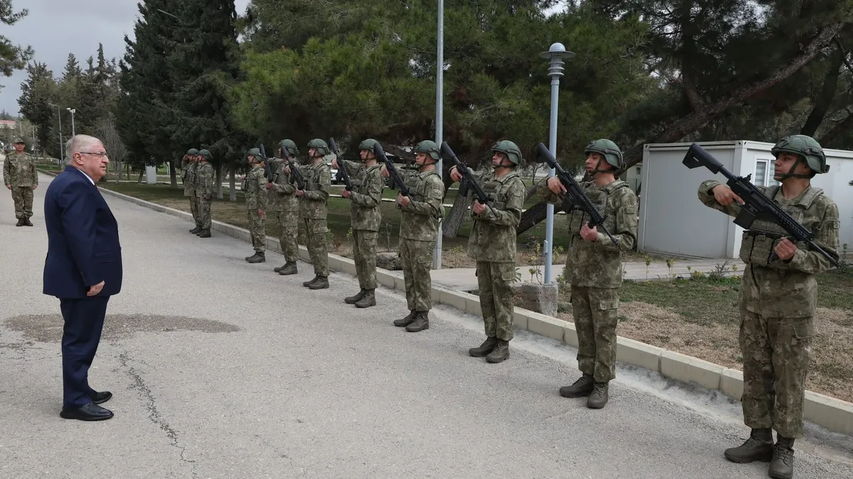 Bakan Güler, 11’inci Hudut Tugay Komutanlığı’nda incelemelerde bulundu Bakan Güler, 11’inci Hudut Tugay Komutanlığı’nda incelemelerde bulundu