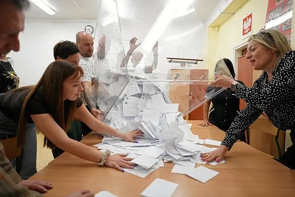 Polonya’daki cumhurbaşkanı seçiminde iki aday da zaferini ilan etti