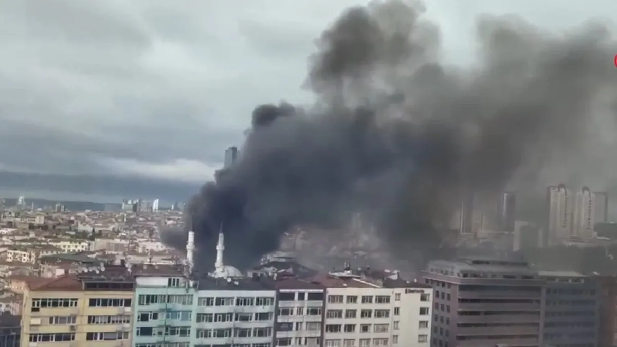 Mecidiyeköy'de metruk binanın çatısında yangın çıktı Mecidiyeköy'de metruk binanın çatısında yangın çıktı