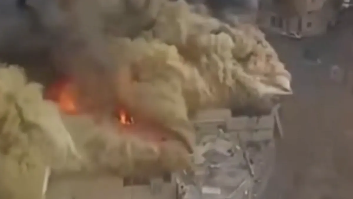 İran’dan dumanlar yükseliyor: Cennet Çarşısı’nı alevler sardı İran’dan dumanlar yükseliyor: Cennet Çarşısı’nı alevler sardı