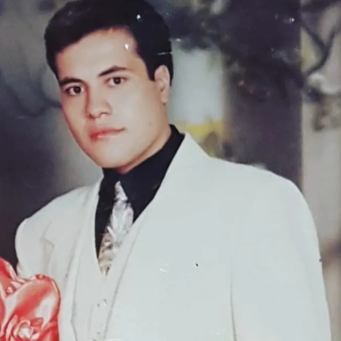 ’Bebeto’ yüzlü ünlü şarkıcıyı tanıyabildiniz mi? 90’lı yıllara damga vurmuştu ...