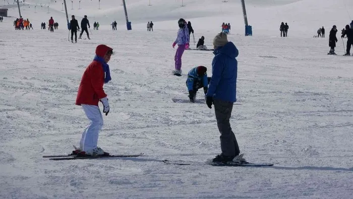 Van’da kayakla tanışan çocuklar eğlenceli vakit geçiriyor