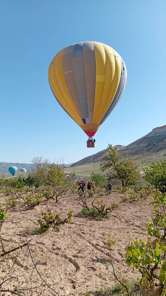 son-dakika-kapadokyada-panik-anlari-sicak-hava-balonu-peri-bacalarinin-uzerine-indi-1747820317219.jpg