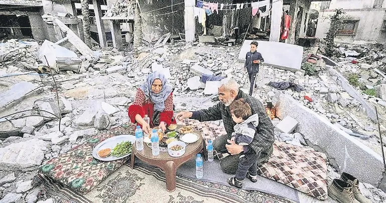 Enkaz altında iftar karanlıkta sahur