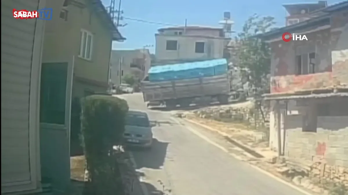 Rampayı çıkamayan briket yüklü tır böyle devrildi | Video videosunu izle Rampayı çıkamayan briket yüklü tır böyle devrildi | Video videosunu izle
