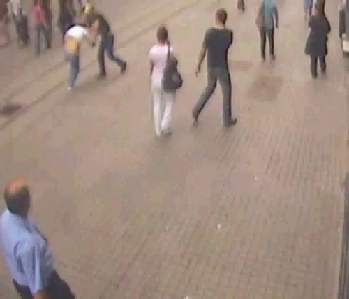 Alman turisti bıçakladılar