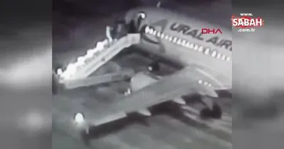 Rusya’da yolcular uçağa binecekleri sırada, yolcu merdiveni kırıldı! O an kamerada...