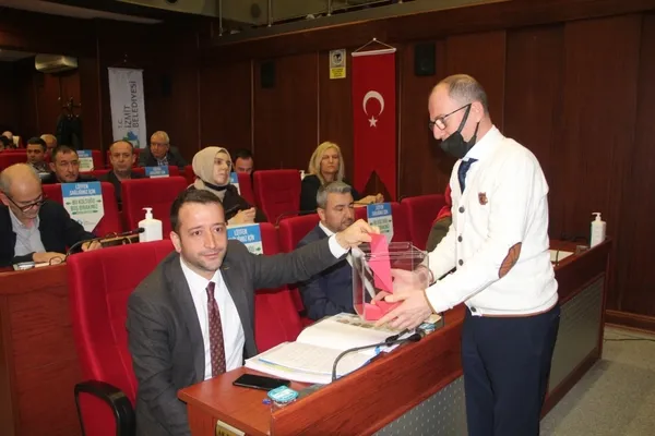 izmit-belediye-meclisinde-carpici-iddialar-hurriyet-yegenlerine-sirket-kurdurup-is-verdi-1650025103902.jpg