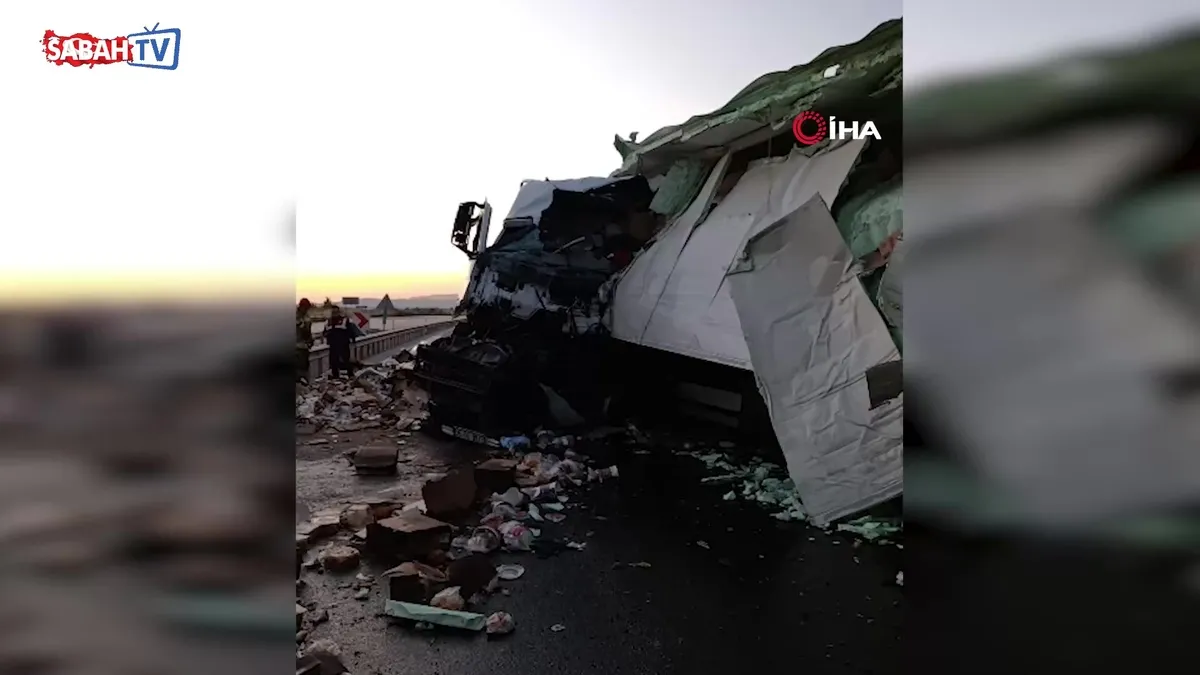 Tavuk eti yüklü kamyon, köprüdeki beton bariyere çarptı! Sürücü hayatını kaybederken, Balıkesir-Bursa yolu tamamen trafiğe kapandı | Video videosunu izle Tavuk eti yüklü kamyon, köprüdeki beton bariyere çarptı! Sürücü hayatını kaybederken, Balıkesir-Bursa yolu tamamen trafiğe kapandı | Video videosunu izle