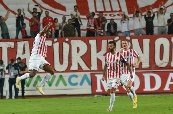 antalyaspor-geriden-geldi-maci-kazandi-nuri-sahinin-ekibinden-6-mac-sonra-galibiyet-1666380020246.jpg