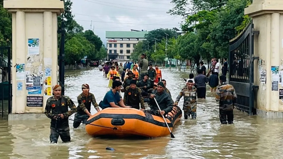 Hindistan’da şiddetli yağışlar can aldı: Ordu sahaya indi