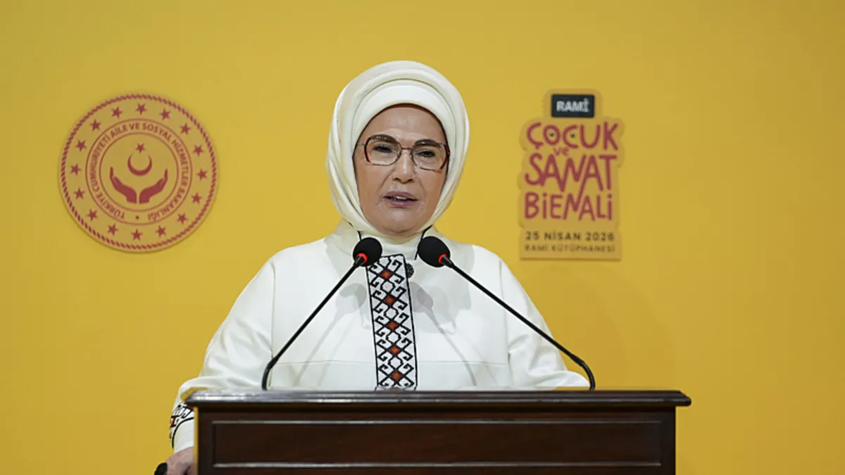 Emine Erdoğan’dan ailelere “Çocuklarınızı Türk edebiyatına teşvik edin” çağrısı Emine Erdoğan’dan ailelere “Çocuklarınızı Türk edebiyatına teşvik edin” çağrısı