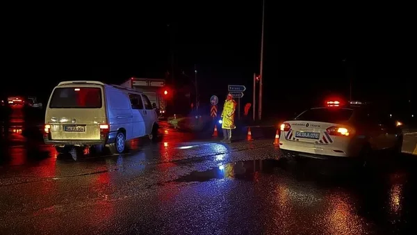 sakaryayi-siddetli-saganak-vurdu-4-saatte-metrekareye-241-kilo-yagis-dustu-araclar-suruklendi-okullar-tatil-ed-1792050919184.jpg