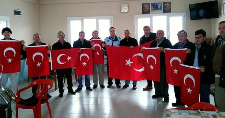 Manisa’da iki mahallenin Türk Bayrakları yenilendi