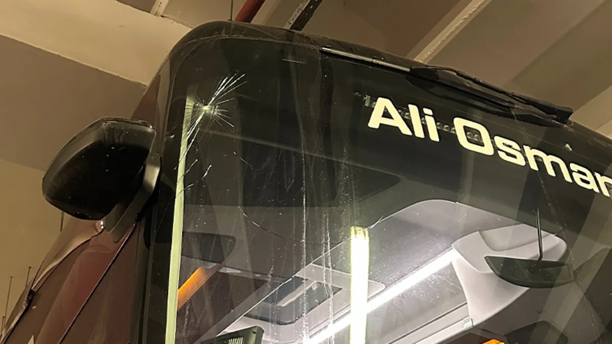 Trabzonspor takım otobüsüne taşlı saldırı! Antalya’da skandal Trabzonspor takım otobüsüne taşlı saldırı! Antalya’da skandal