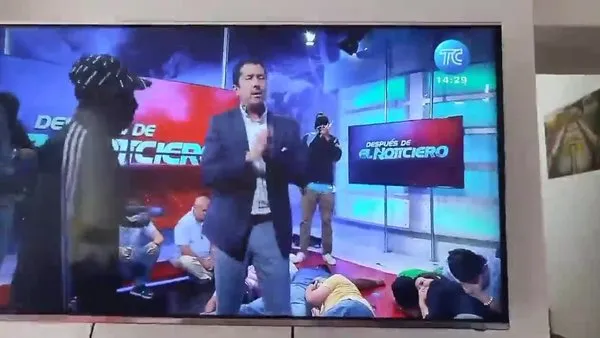 Ekvador'da silahlı grup, canlı yayın sırasında stüdyoyu bastı | Video