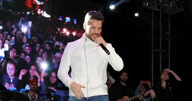 İkiz kardeşleri ile anı klipte