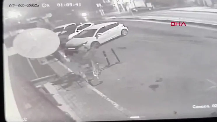 İstanbul Sarıyer’de motosikletli saldırganların silahlı saldırı düzenlediği anlar kamerada