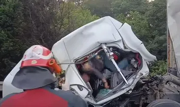 Anadolu Otoyolu'nda feci kaza! Kamyon kağıt gibi ezildi #kocaeli