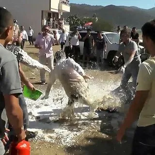 Acıdan ağzı yanan damada yangın köpüğü sıktılar