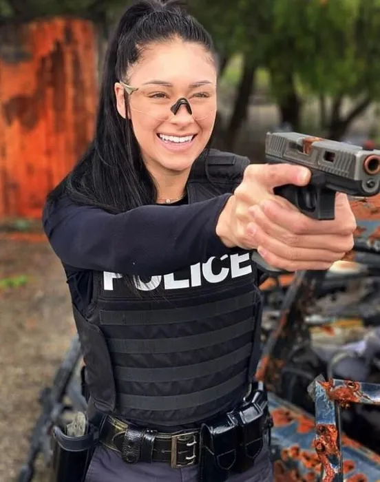 Amerikan polisinin 'Göz bebeği' kadın polis bir adamı vurarak öldürdü!