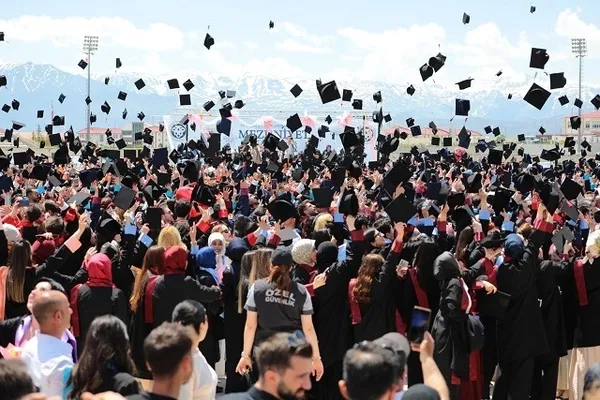 ebyude-1150-ogrenci-mezuniyet-coskusu-yasadi-1780499836291.jpg