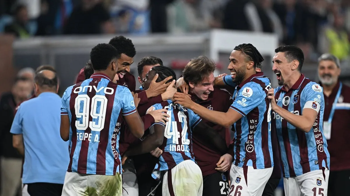 Trabzonspor, Alanyaspor'u ağırlıyor! İşte Fatih Tekke'nin ilk 11 tercihi… Trabzonspor, Alanyaspor'u ağırlıyor! İşte Fatih Tekke'nin ilk 11 tercihi…
