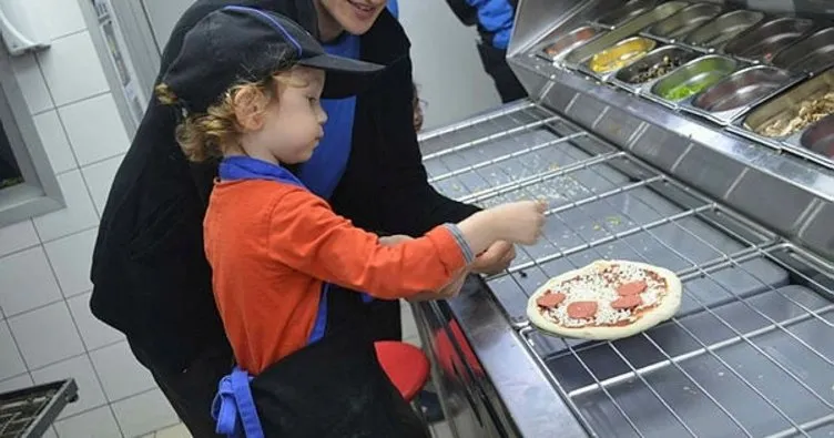 Minik elleri ile pizza yaptılar