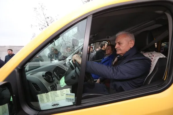 Binali Yıldırım, minibüs durağını ziyaret etti