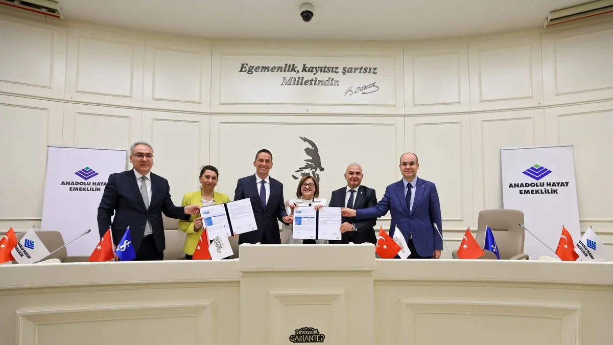 Anadolu Hayat Emeklilik ile Gaziantep Büyükşehir Belediyesi İş Birliğini Yeniledi Anadolu Hayat Emeklilik ile Gaziantep Büyükşehir Belediyesi İş Birliğini Yeniledi