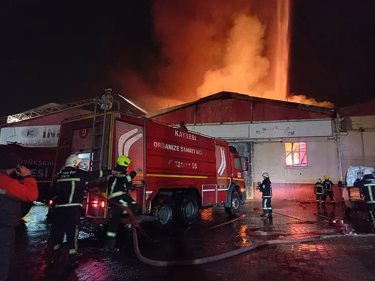 Kayseri’de boru fabrikasında yangın: Çalışmalar devam ediyor!