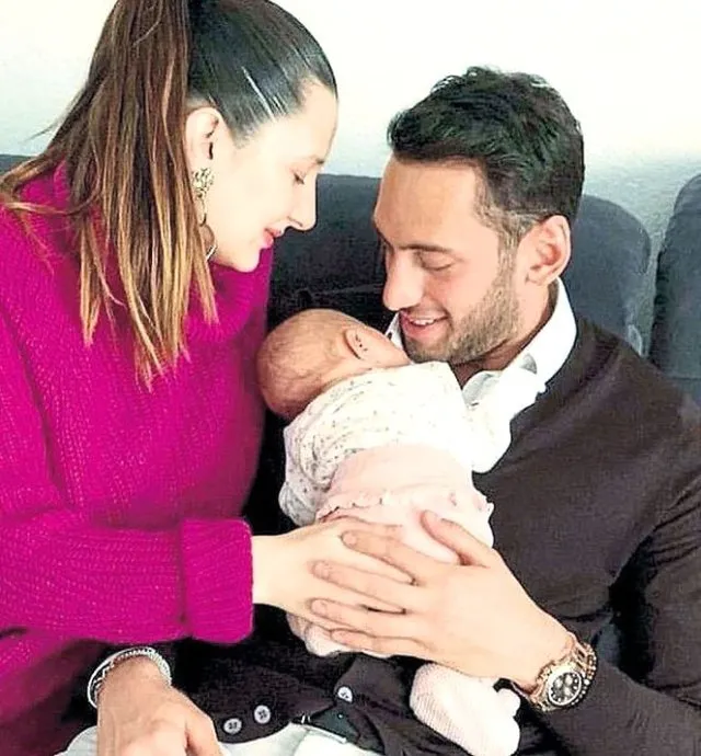 Boşanmanın eşiğinden dönen Hakan Çalhanoğlu, eşi ve kızıyla tatile çıktı
