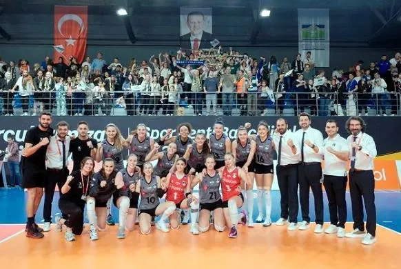 bahcelievler-belediyesi-kadin-voleybol-takimi-sultanlar-liginde-firtina-gibi-esiyor-1728919359729.jpg