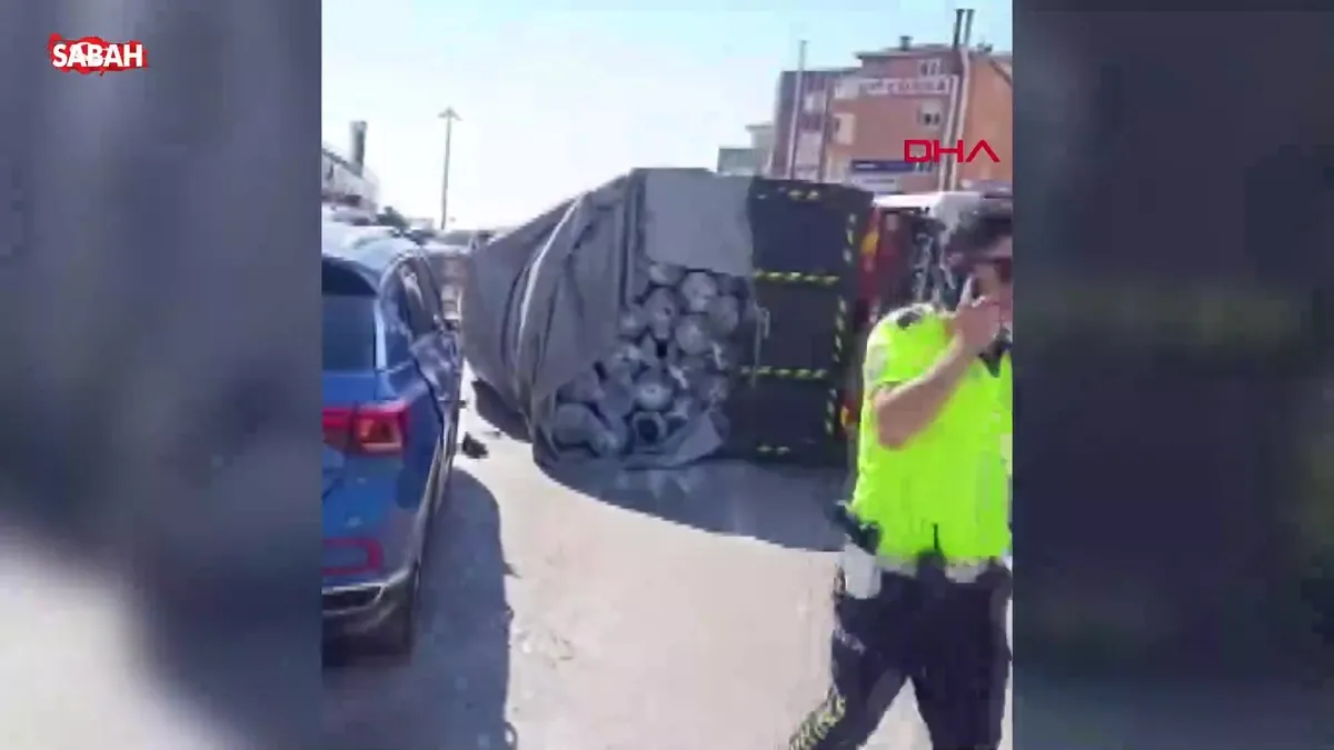 Tuzla’da malzeme yüklü kamyonet yolda devrildi: Kaza anı kamerada videosunu izle Tuzla’da malzeme yüklü kamyonet yolda devrildi: Kaza anı kamerada videosunu izle