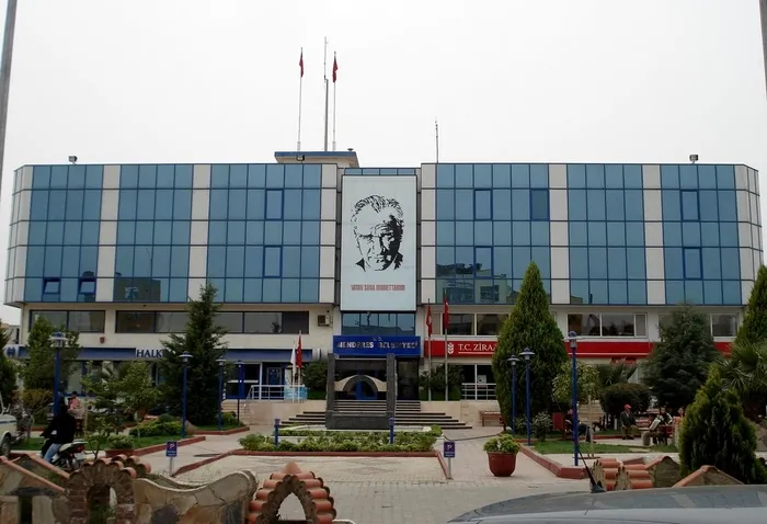 son-dakika-menderes-belediyesine-yolsuzluk-operasyonu-baskan-ilkay-cicek-dahil-21-gozalti-1785820024350.jpg