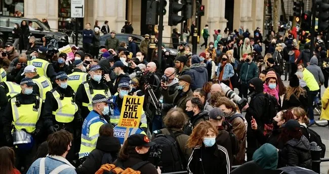 İngiltere’de polise yeni yetkiler veren tasarının protesto edildiği gösteriye polis müdahale etti