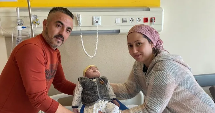 Küçücük vücuduyla 5 ameliyat geçiren oğlunu 6 ay sonra kucaklarına almanın sevincini yaşadılar