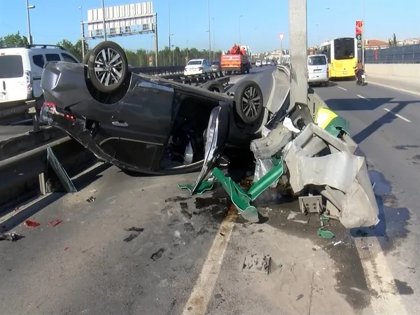 kucukcekmecede-feci-kaza-otomobil-bariyerlere-carparak-takla-atti-trafik-felc-oldu-1778915172179.jpg