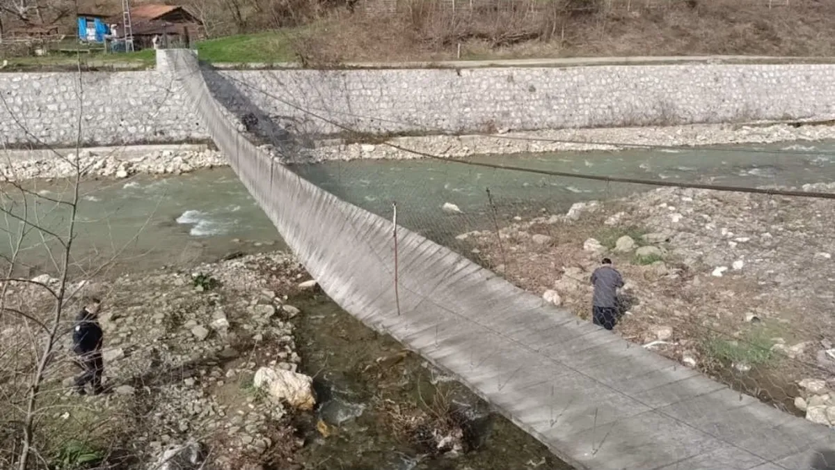 Sinop’ta fırtına asma köprüyü devirdi: 2 kişi yaralandı! Sinop’ta fırtına asma köprüyü devirdi: 2 kişi yaralandı!