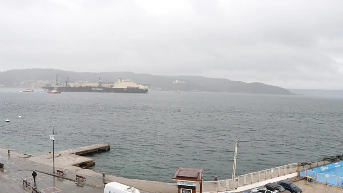 Derin sularda boru serim işlemi yapacak gemi boğazdan geçti Derin sularda boru serim işlemi yapacak gemi boğazdan geçti